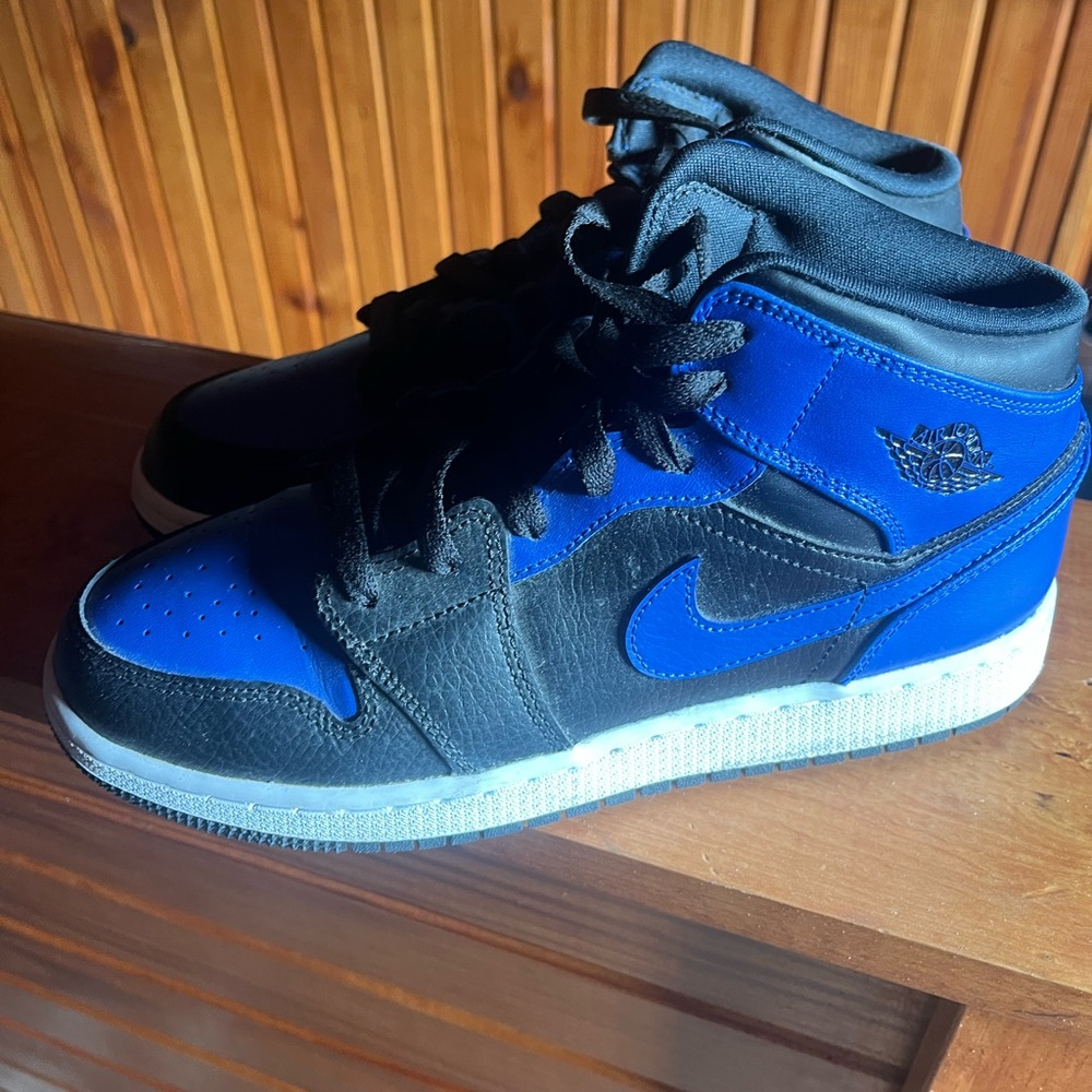 Size 6.5 in men’s - 8 in women’s jordan 1 mid
